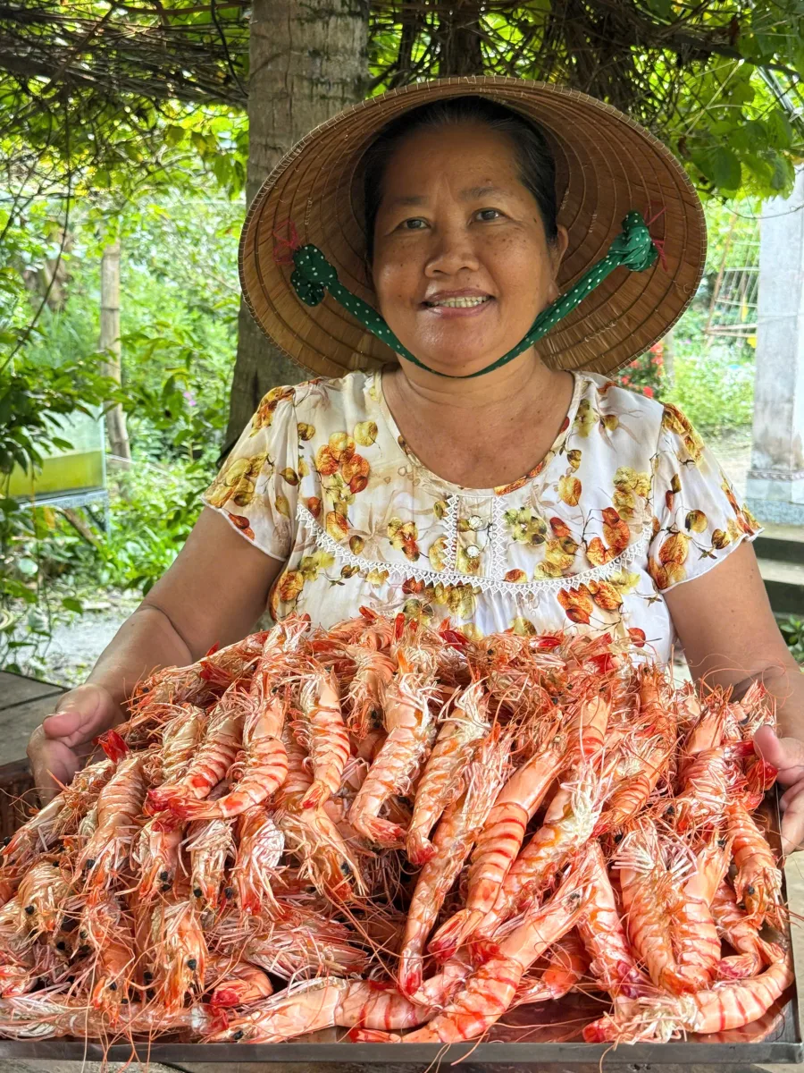 Cô Ba Miền Tây cầm mẹt tôm sú quảng canh sấy dẻo nguyên con